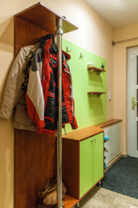 Botník s věšákem