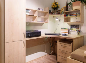 Rohový pracovník stolek se skříňkou, policemi a šuplíkovým kontejnerem