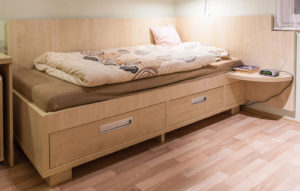 Postel s úložným prostorem
