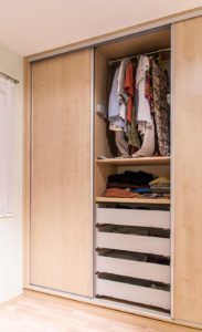 Vestavná šatní skříň