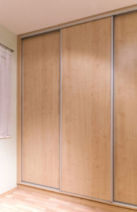 Vestavná šatní skříň